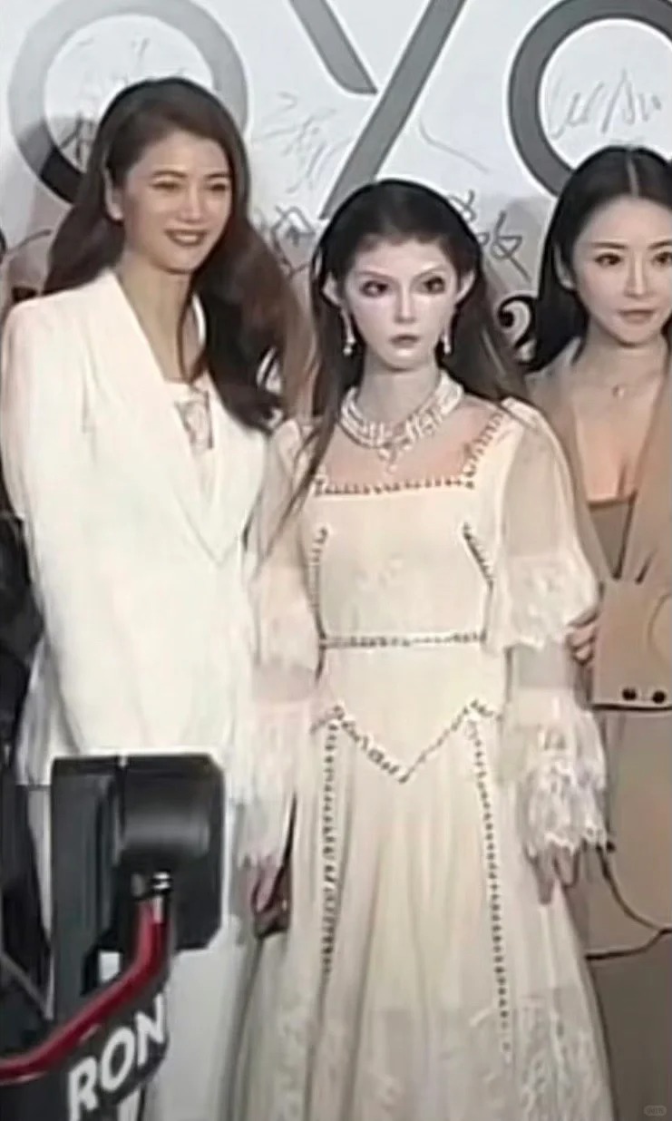 救命🆘感觉袁咏仪快碎了🥹
这次真的感受到了明星和网红的差距