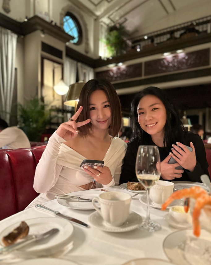 她曾经是香港TVB力捧的女演员，很多电视剧都是她担任女主角，但现在已经很少出来拍