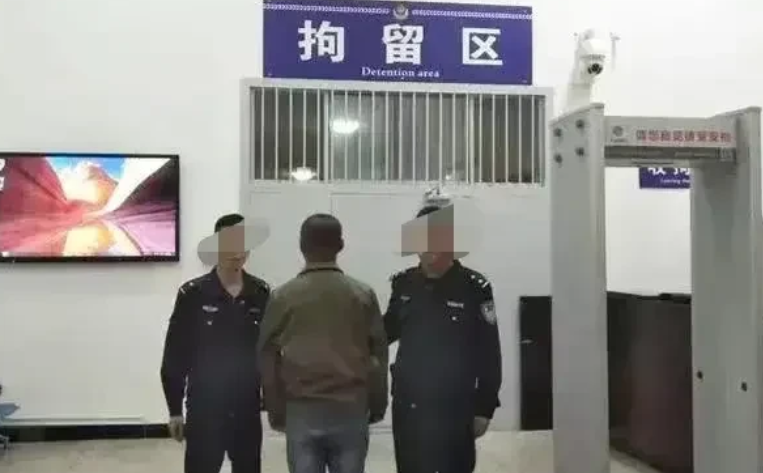 海南，一大爷的孙子被醉汉掐脖子命悬一线，大爷为了救孙子，拿刀砍了醉汉三刀，解救了