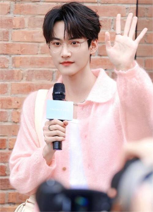 周柯宇：星光背后，揭秘“老赖之子”的真相