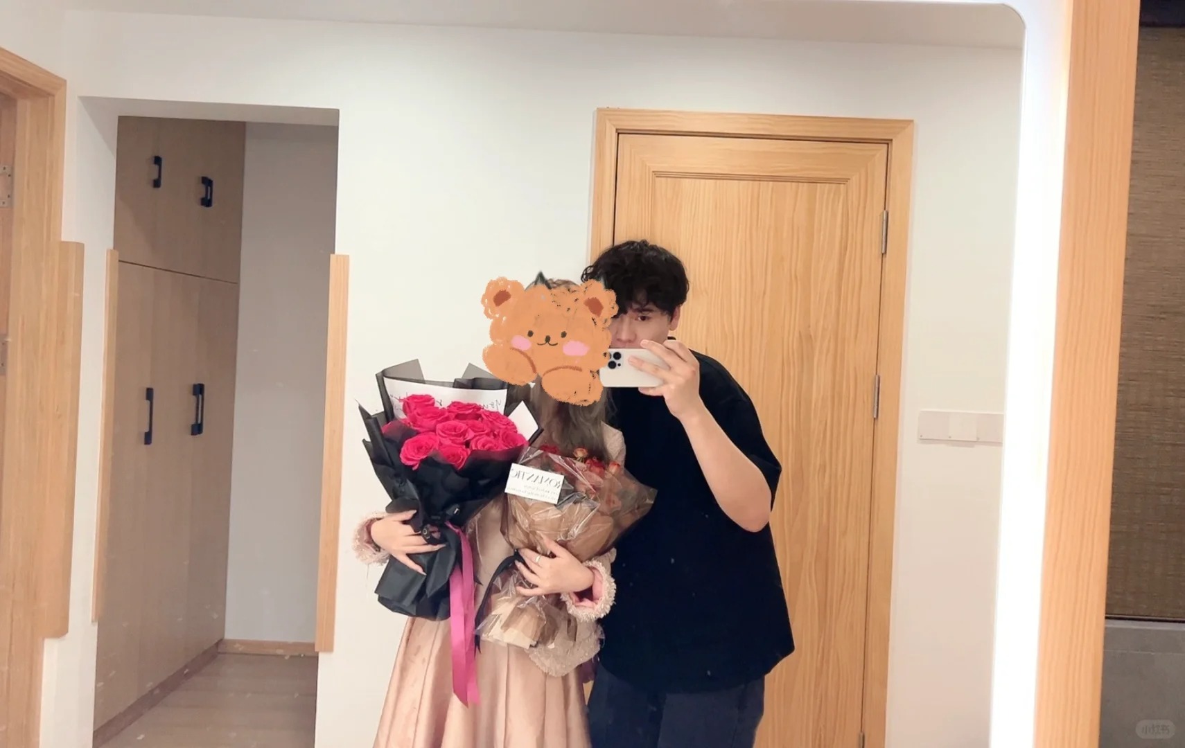 网恋奔现后续
谢谢姐妹们的关心，已经见面表白在一起啦，超级开心的，她买了2束花给