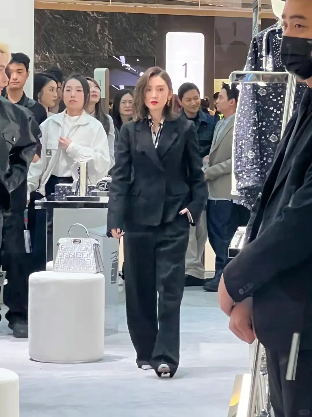 我承认，

唐艺昕很漂亮，

但穿这服装也太老气了，

全靠颜值撑着！
