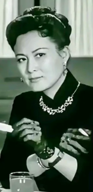 看她的眼神，智慧还是狡黠？
她可是个老演员了，一辈子几乎没演过反派角色，也没当过