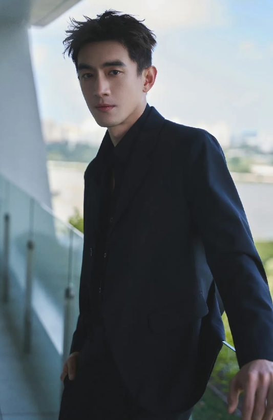 林更新在走不一样的赛道，看他互动就明白了