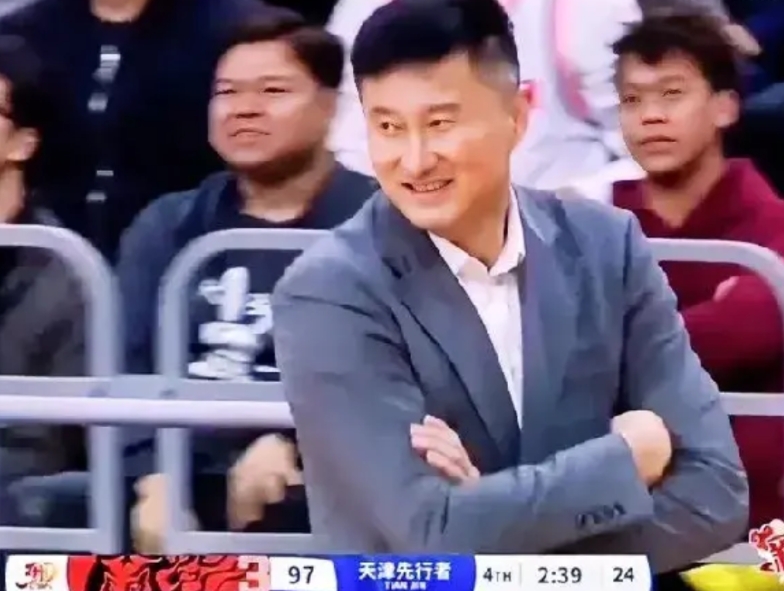 看杜峰的表情，他赌对了，阿旺没有辜负他的信任。

阿旺三分线7中0的时候，他被换