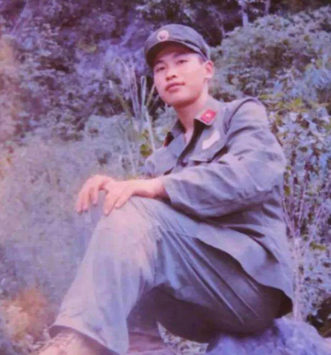 1985年，年仅17岁的战士李庆轩，在老山轮战的战场上不幸牺牲，战友在整理他遗物