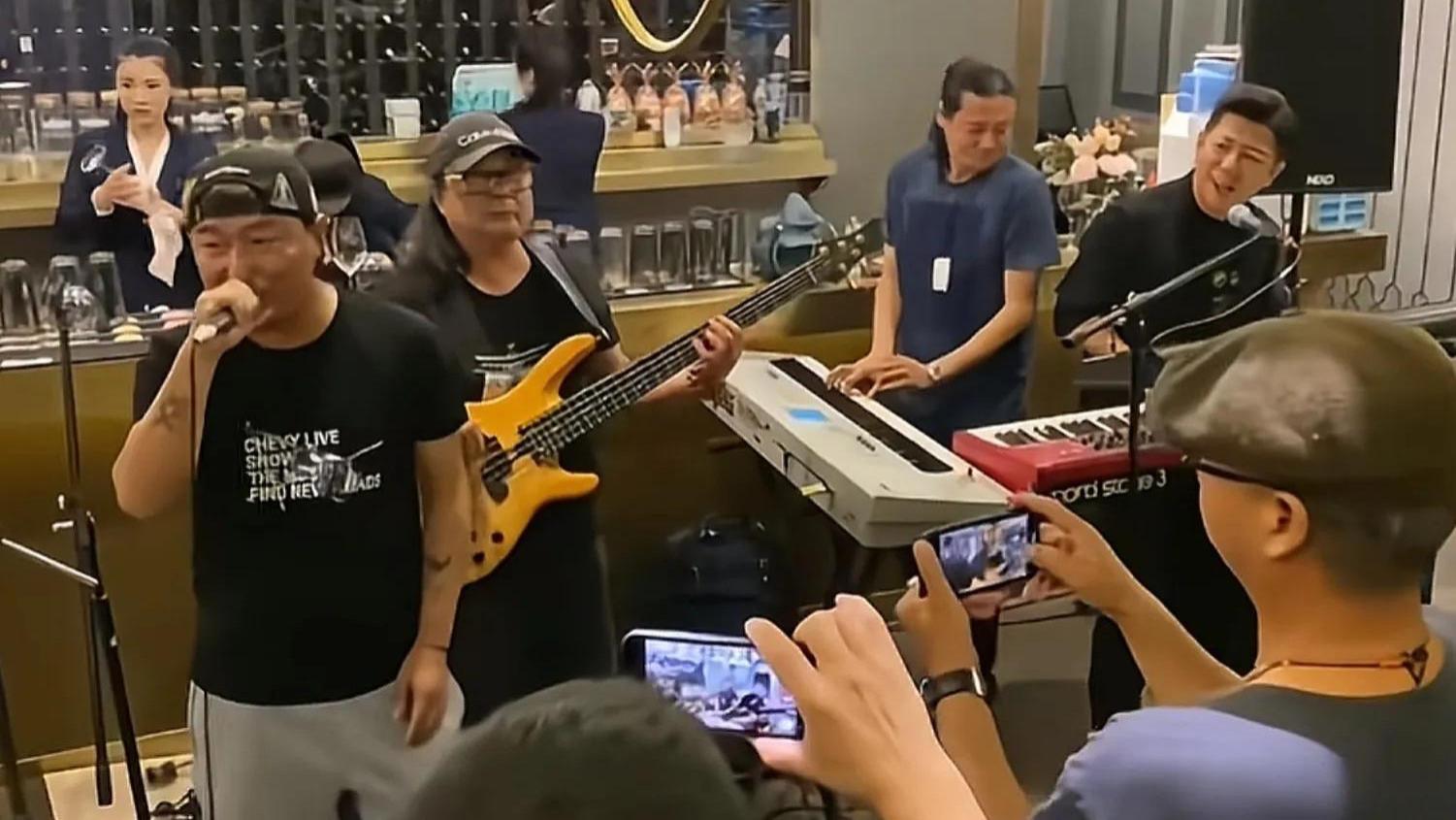 羽泉酒吧难得同框，唱经典歌曲引围观，陈羽凡近照发福变胖