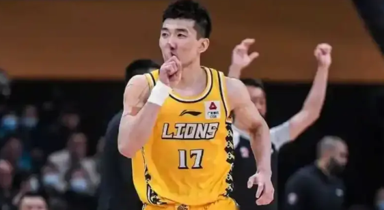 终于知道为什么郭士强指导不选孙铭徽进国家队了
浙江德比，进行了半场，刻意观察了孙