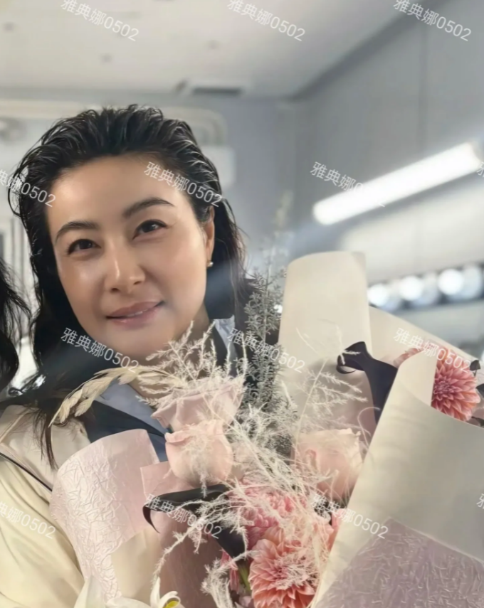 郭晶晶本人太美了，脸型饱满充盈皮肤有光泽，柳叶浓眉腰果眼鼻梁高挺，秀气端庄又有亲