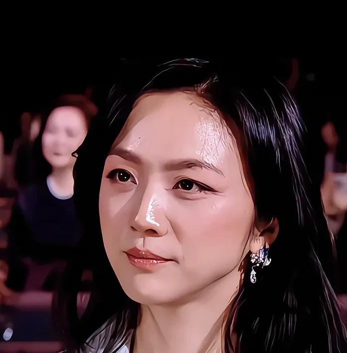 汤唯嫁给韩国人之后，第一次回国参加活动！看来真的被韩国老公照顾的很好～
镜头里的