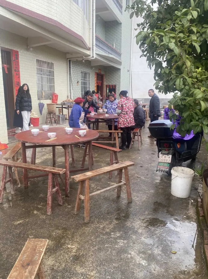 乡下人摆酒席，原汁原味。
