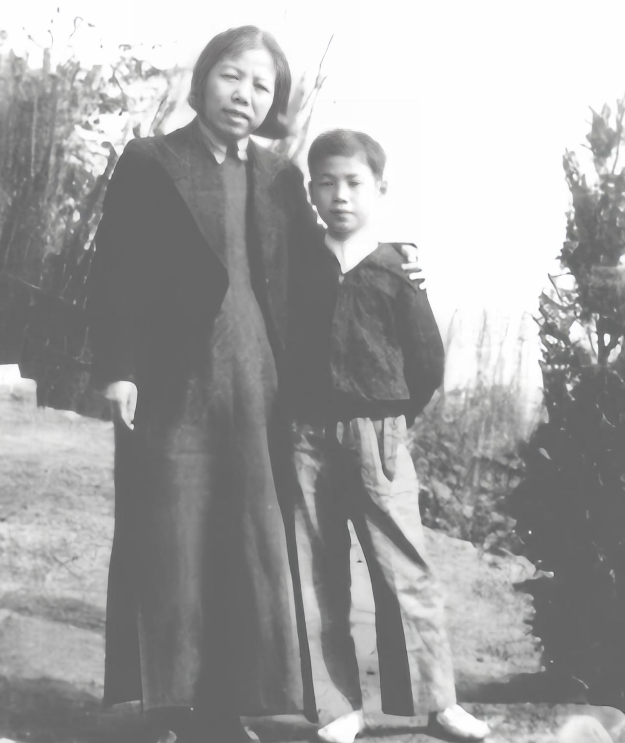 1940年，12岁的李鹏第一次在重庆周公馆见到了周总理。周总理很高兴地说，这孩子