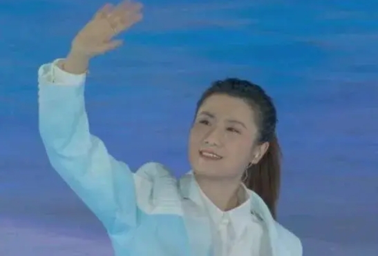 令人惊喜！2025年2月7日晚在哈尔滨举行的第九届亚冬会开幕式上，看到了乒乓球功