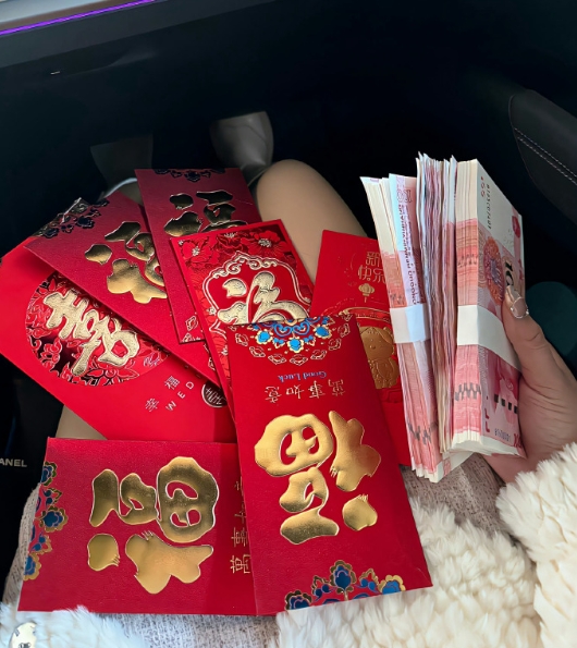 “一直很尊重财神爷，想发财，想暴富，想中彩票。” ​ ​​​