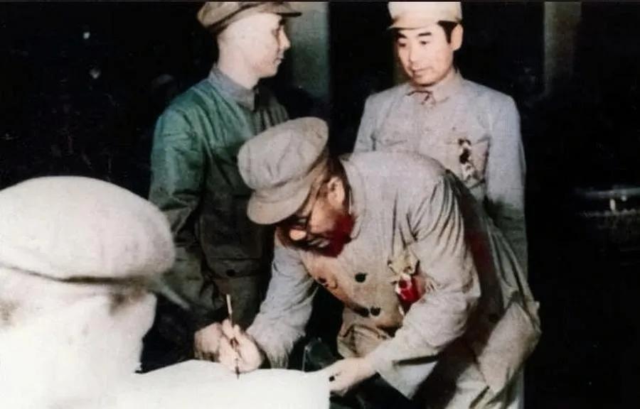 朱德总司令和周恩来总理在全国政治协商会议筹备会上签到处签到的瞬间。站在周总理边上