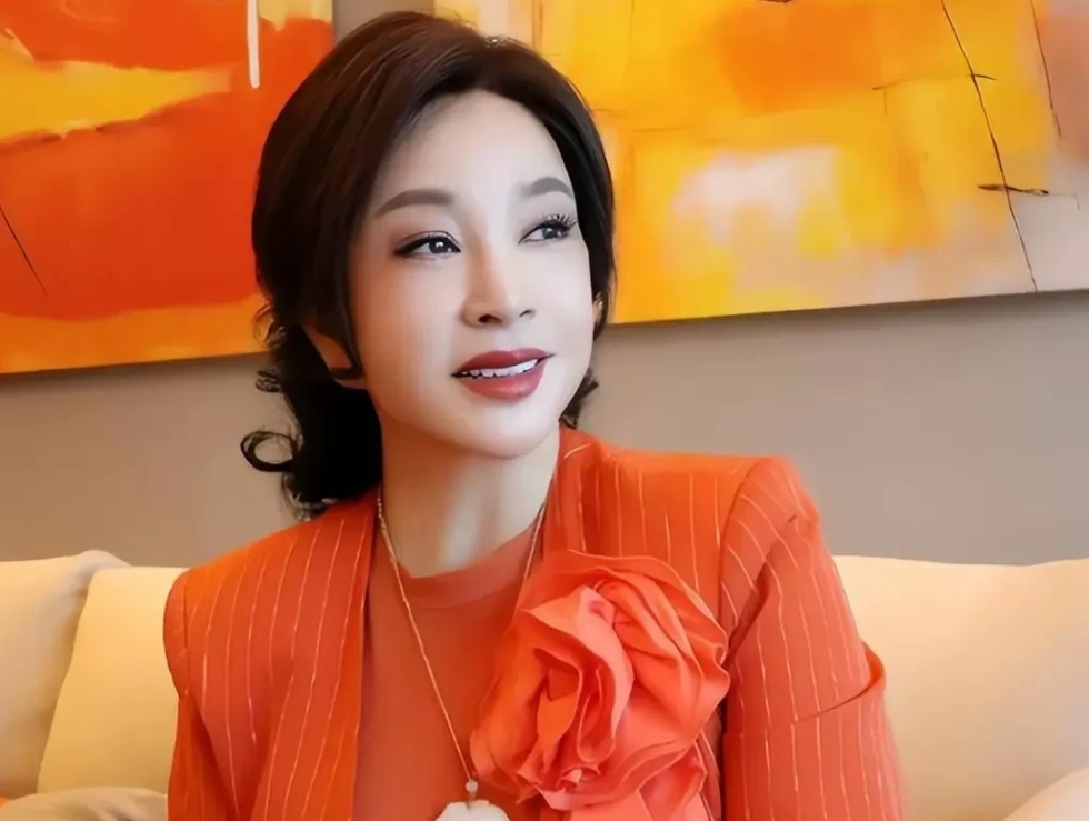 主持人问刘晓庆:“你现在一个人，无儿无女，会感到孤单吗？”刘晓庆不假思索:“我从