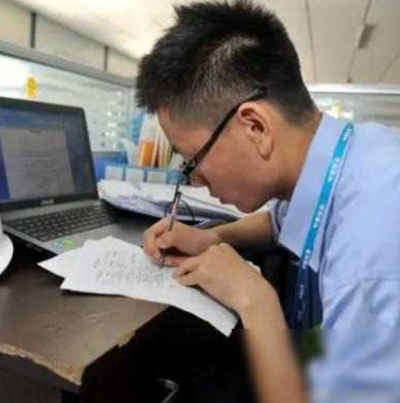公司的技术员月薪8500，3年了没加薪，他提出离职，老板没挽留，随后以10000