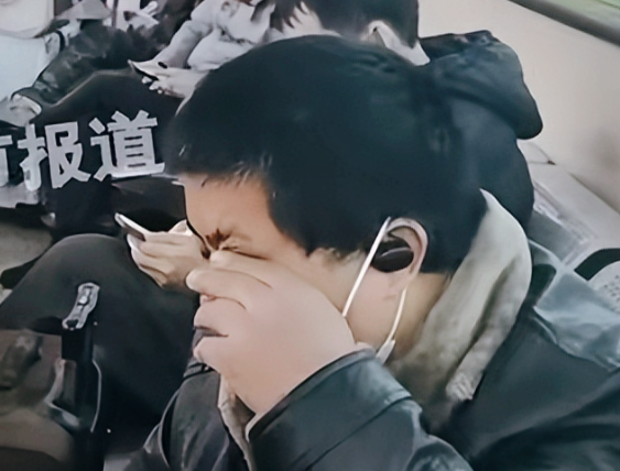 谁懂男人的心酸！河南，工地大哥扛着一个麻袋回家过年，记者问他“里面是啥好东西”？