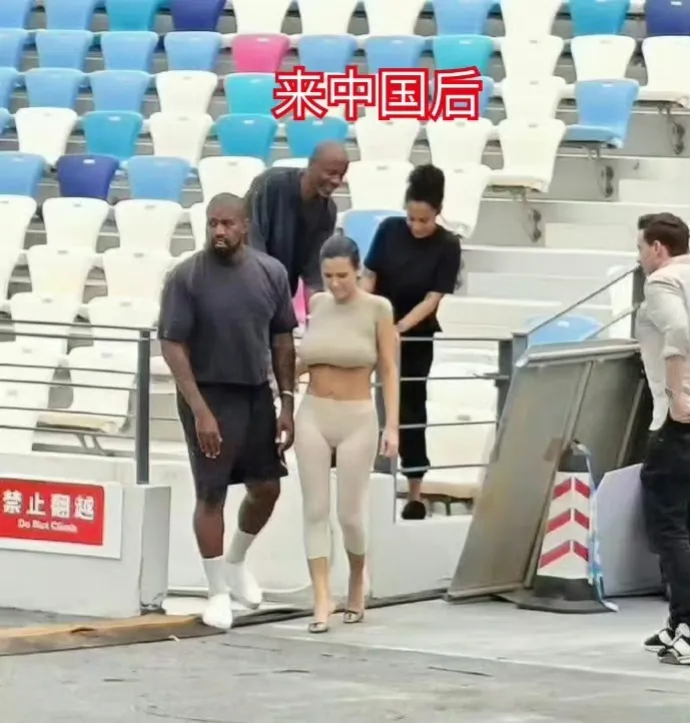 侃爷的老婆来了中国之后，穿衣风格终于变得正常了！在国外的时候，她要么穿透视装，要