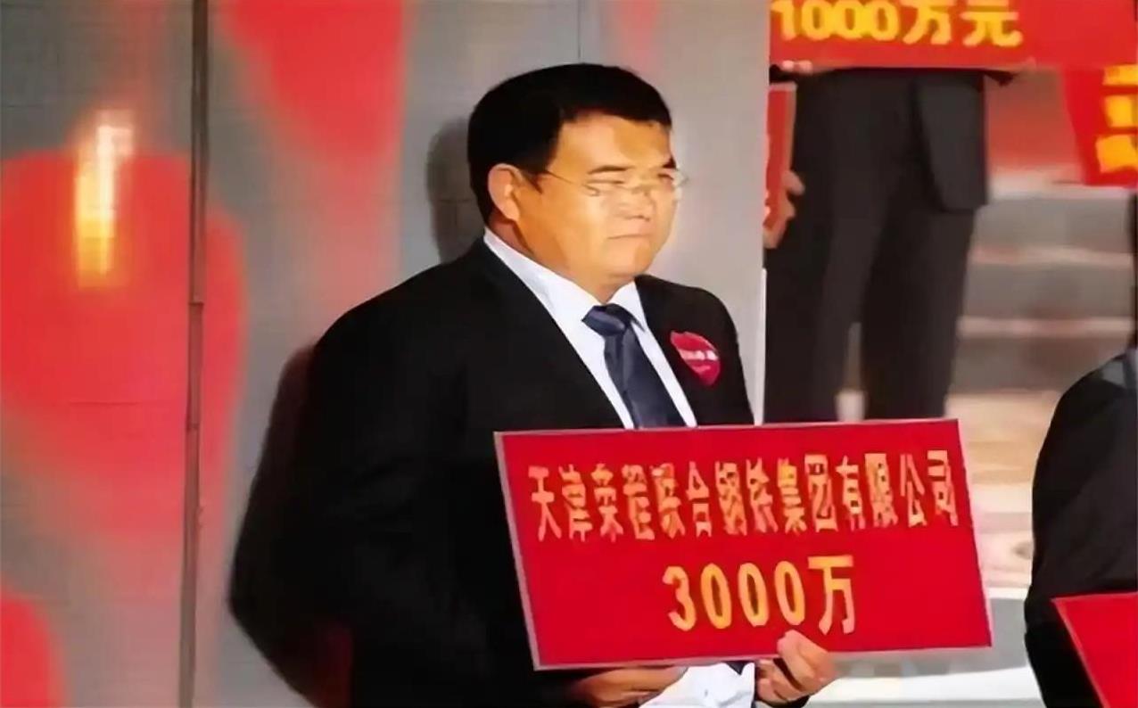 2008年，张祥青在汶川地震时第一时间进行了捐款，可就在抗灾晚会上，他又临时改变