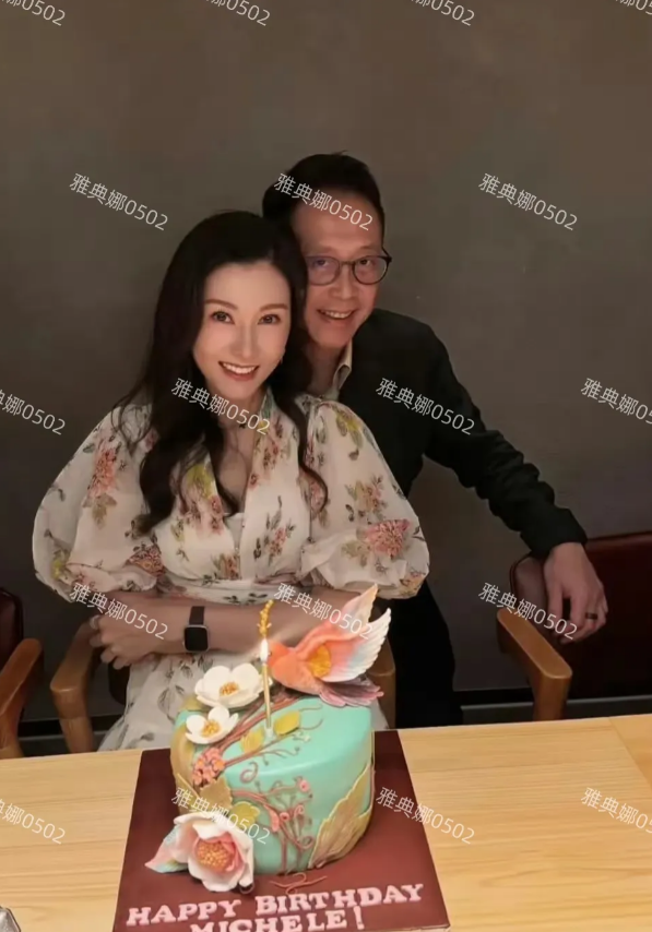 李嘉欣54岁生日，坐在62岁老公许晋亨怀里，李嘉欣还是那么年轻那么美，夫妻俩十分