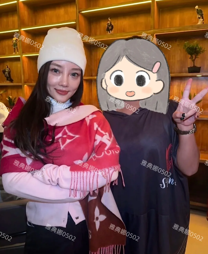 李小璐生图脸有点儿肿，妆容和气质都很网红。