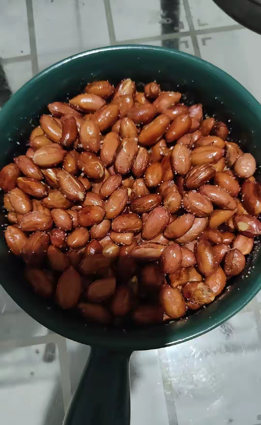 炸了点花生米，

手一抖，盐撒多了……

这可怎么办啊！

有没有什么补救措施？