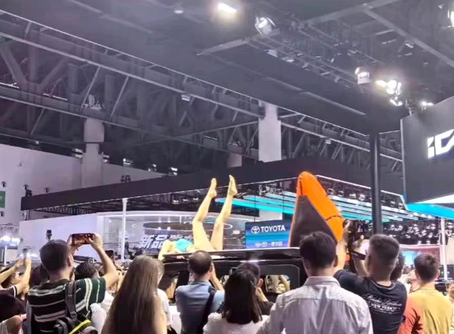 出乎意料之外，新能源汽车时代本应以技术取胜，没想到成都车展上竟然还有汽车企业拿车
