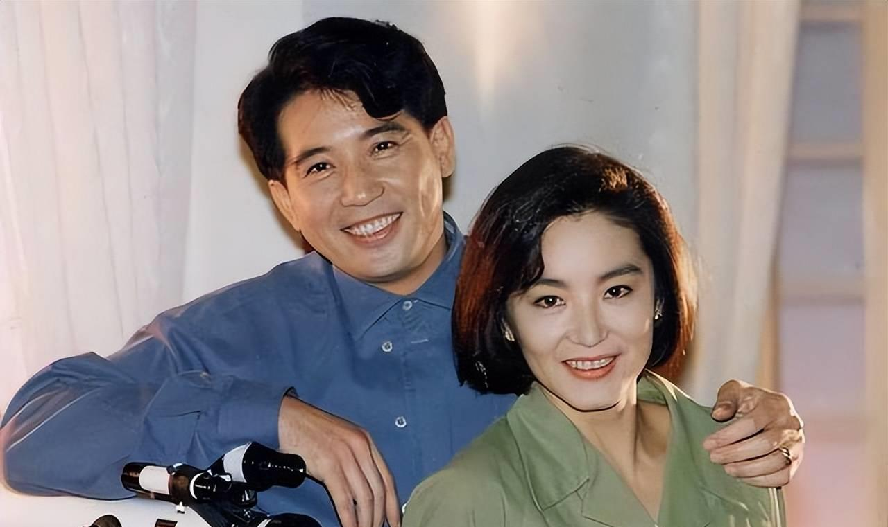 1992年，林青霞参加一场聚会，一群男人都夸她美，她完全不感冒。反而被一个皮肤黝