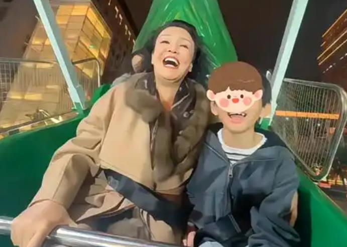 张兰到台北探望孙子孙女，小孩子找奶奶要红宝石。
 
太多小孩子说过这种话了，“要