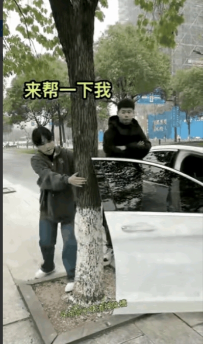 这女的是不是缺点啥[捂脸][捂脸]女子下车打开车门时，由于用力过猛，车门被旁边的