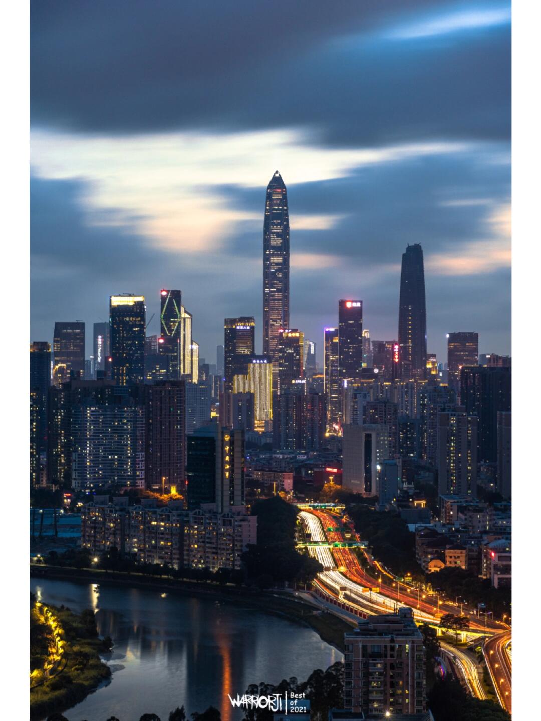 进城之路夕阳下的深圳城区