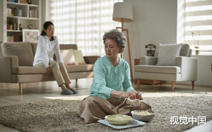 婆婆不顾我丁克的决心，在T上戳洞，见我成功怀孕后又将我锁在家中，不许我出门，也不许我工作