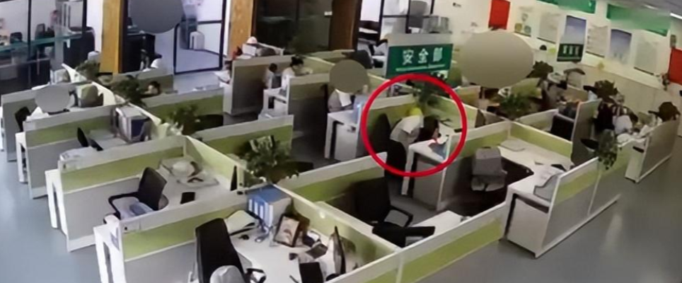 男子上班睡觉 1 小时被开除，起诉获赔 35 万，员工违纪处罚依据是什么？

公
