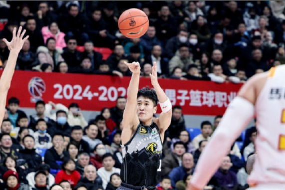 吉林末节疯狂14-0逆天改命！姜伟泽3+1绝杀震撼全场，琼斯42+16+7书写神迹！