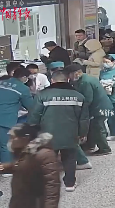 这个医院火了！河南信阳，一病人在医院缴费时突然昏迷，整个人倒在地上不断抽搐！让人