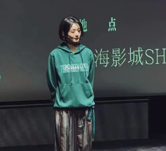 妈也！这也太幻灭了吧，这和农村妇女没啥区别啊！离开了化妆师，原来赵丽颖也是路人妹