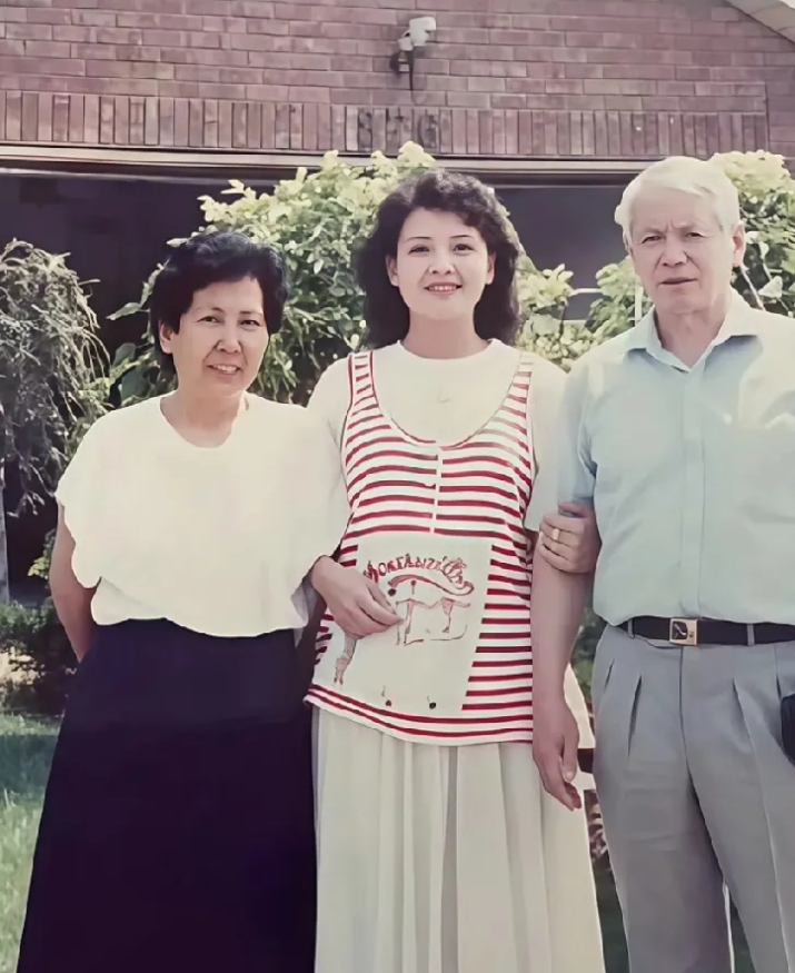 年轻时的张兰!

这张照片是1992年当时32岁的张兰与舅舅舅妈三人的合影!
