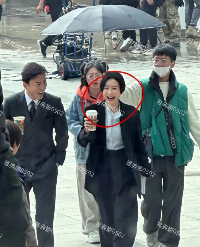 秦岚本人根本没有网上吹得那么年轻漂亮，本人一看就是40多岁的状态，新剧的短发造型