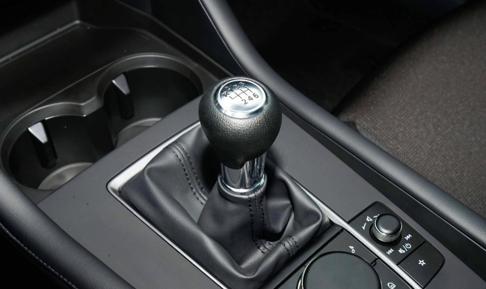 不是自动挡淘汰了手动挡，而是手动挡淘汰了大部分人。
手动挡的优势实在太多，传动比