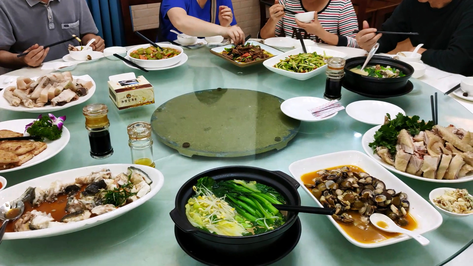 昨天拜山后家族聚餐，十菜一汤一主食，白斩鸡和猪肉是祭品，自带饭店帮斩装碟。11人
