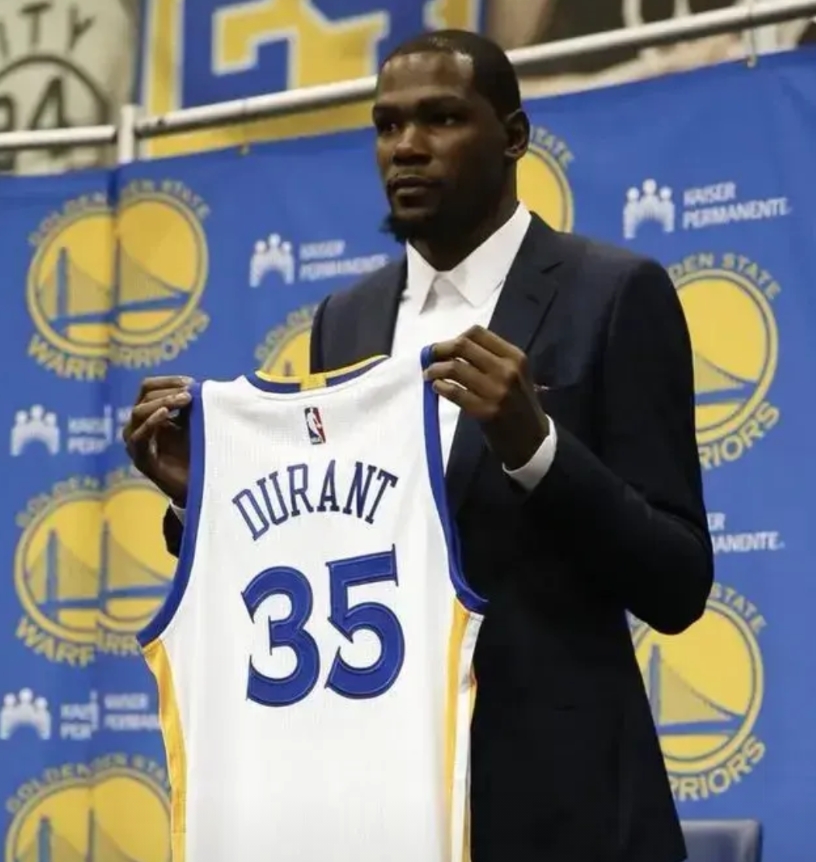 勇士队怎么得到杜兰特！
勇士队得到杜兰特只能通过三方交易！
勇士队送出格林、库明