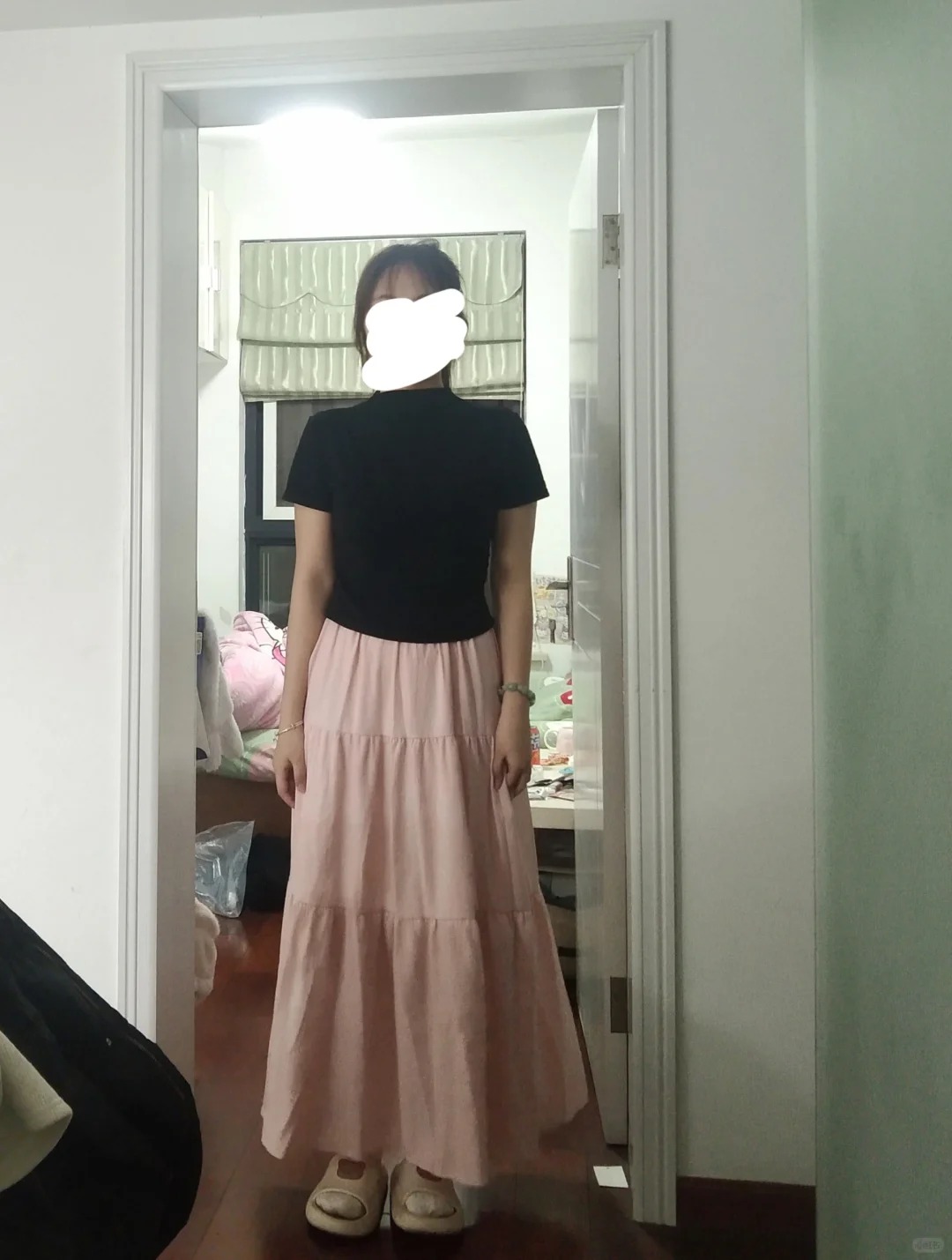 粉色裙子上衣怎么搭
家人们这件粉裙子怎么搭配的，配黑色感觉好怪#穿搭 #粉色裙子