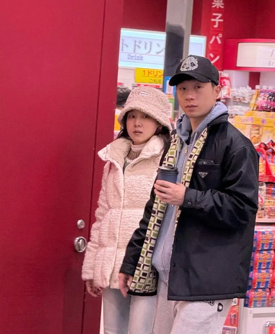 马龙和老婆夏露一起到日本新年旅游，在大阪手牵手逛商场，外形好般配！他们身边没有带
