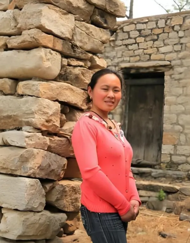1994年，18岁少女卖到偏远农村，婚后她多次尝试逃跑，但每次都被找了回来，最终