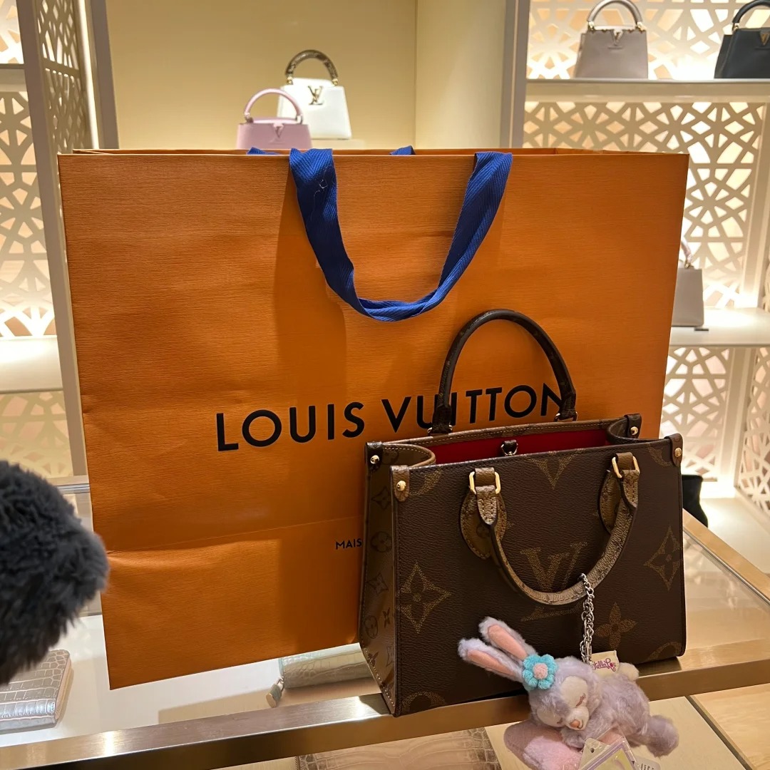 东京lv超好买 比国内便宜5k左右
围巾大概5k一条
这两天汇率已经到4.69了