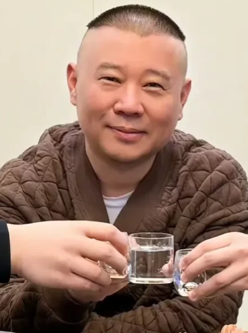 3月24日郭德纲首播，赚了多少？

首播秀人气爆棚，场内观众稳定在90万左右，累