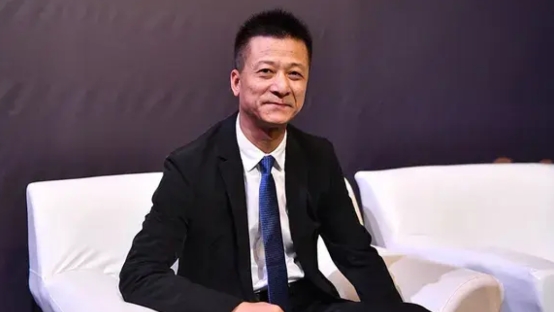 中国足坛唯一敢对梅西报价的是当年天津权健的投资人束昱辉。他野心勃勃，说要把梅西带