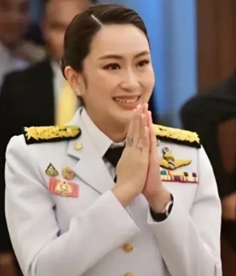 佩通坦为何能促成泰国国王玛哈访问大国，与下面几个原因是分不开的。
1、他信家族需