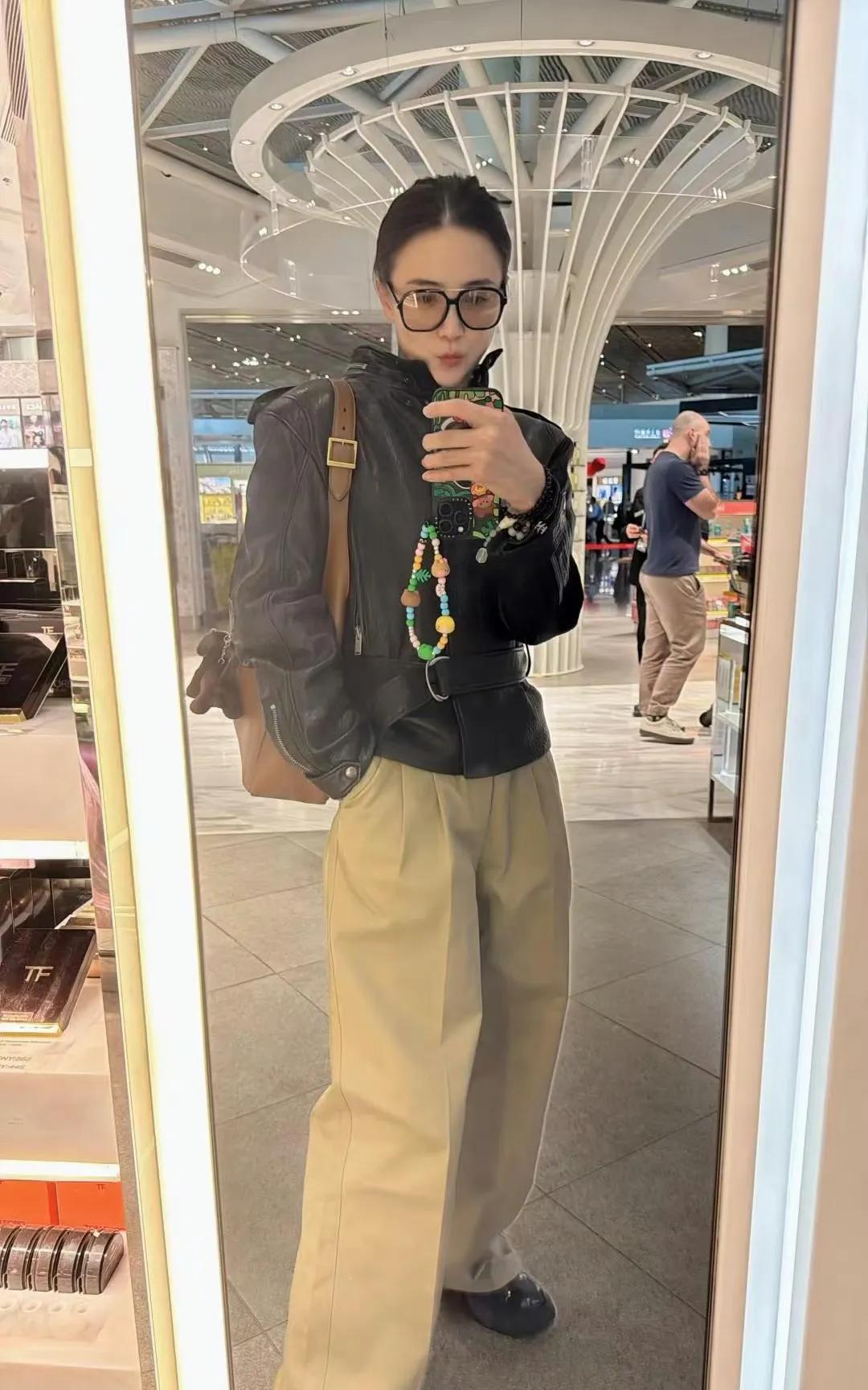 44岁的宋佳晒自拍照，状态年轻得像二十多岁的小女孩，1米73的身高却有两米的气势